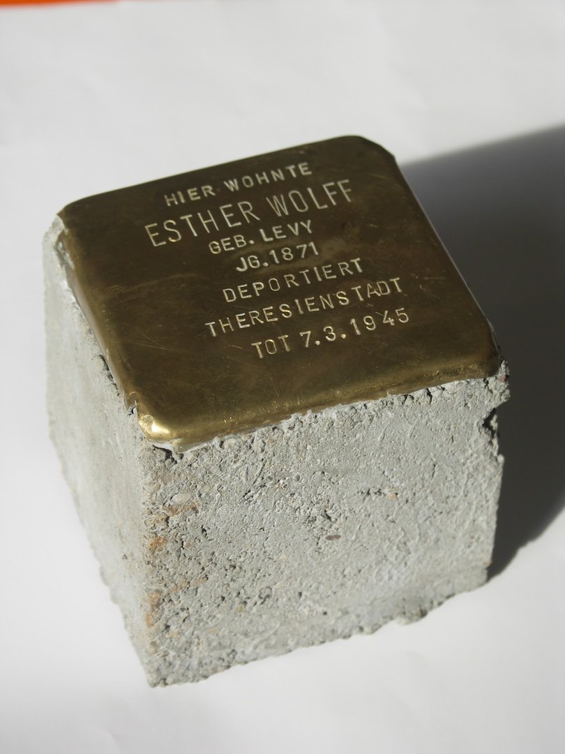 «Pierre du souvenir» en mémoire d'Esther Wolff, née Levy